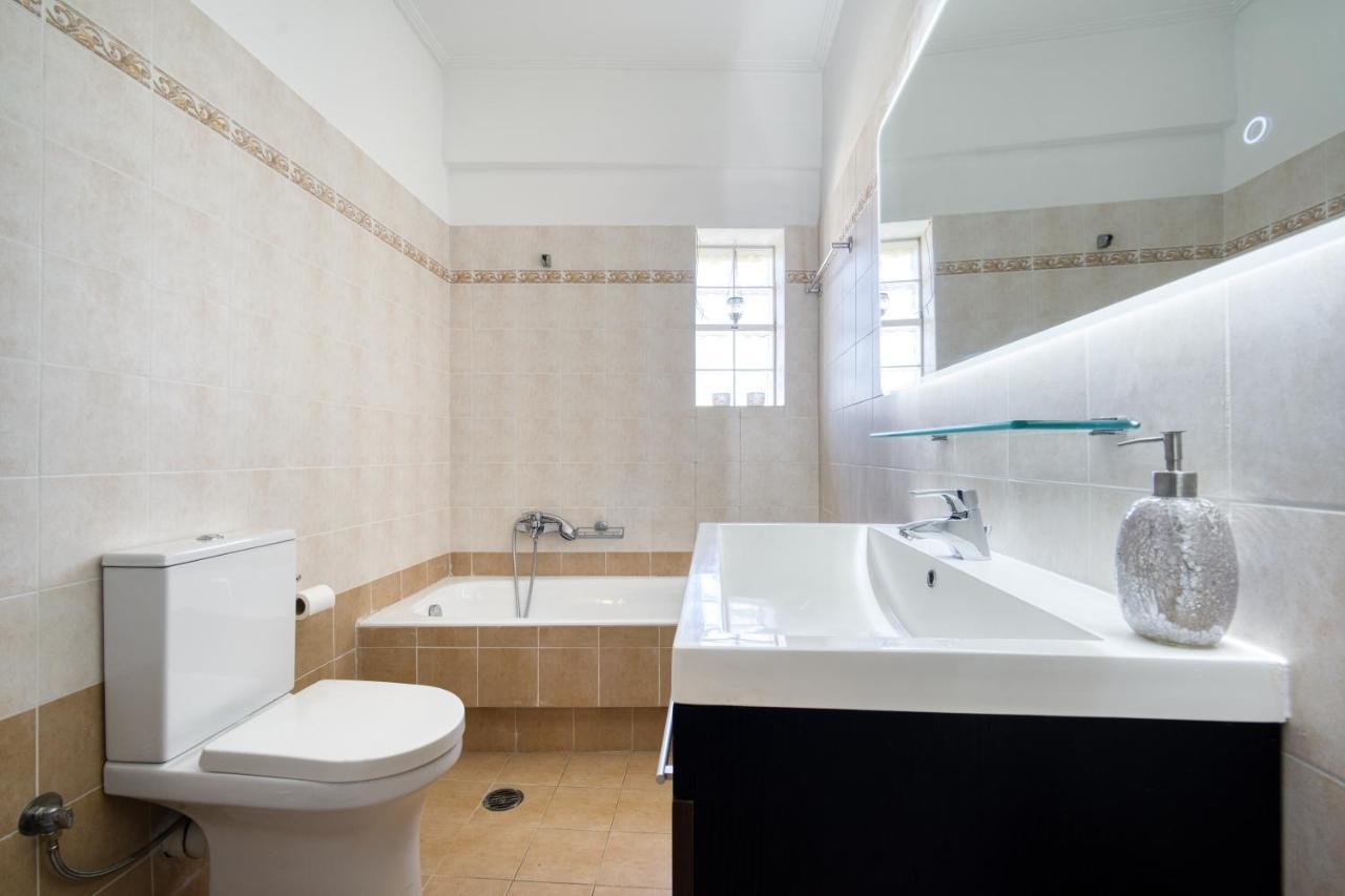 Sea & Mountain Apartment Close To Port And City Lavrion Bagian luar foto