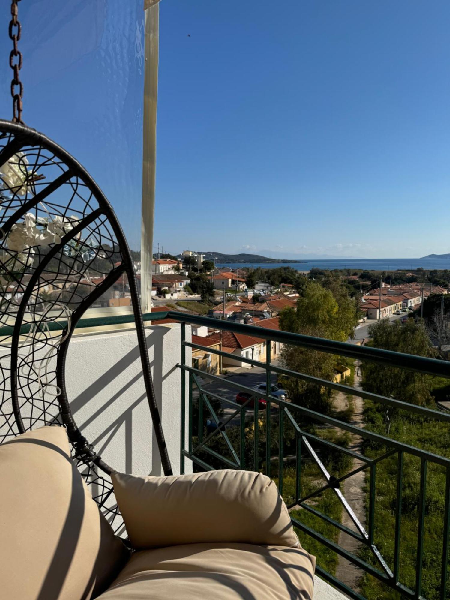 Sea & Mountain Apartment Close To Port And City Lavrion Bagian luar foto
