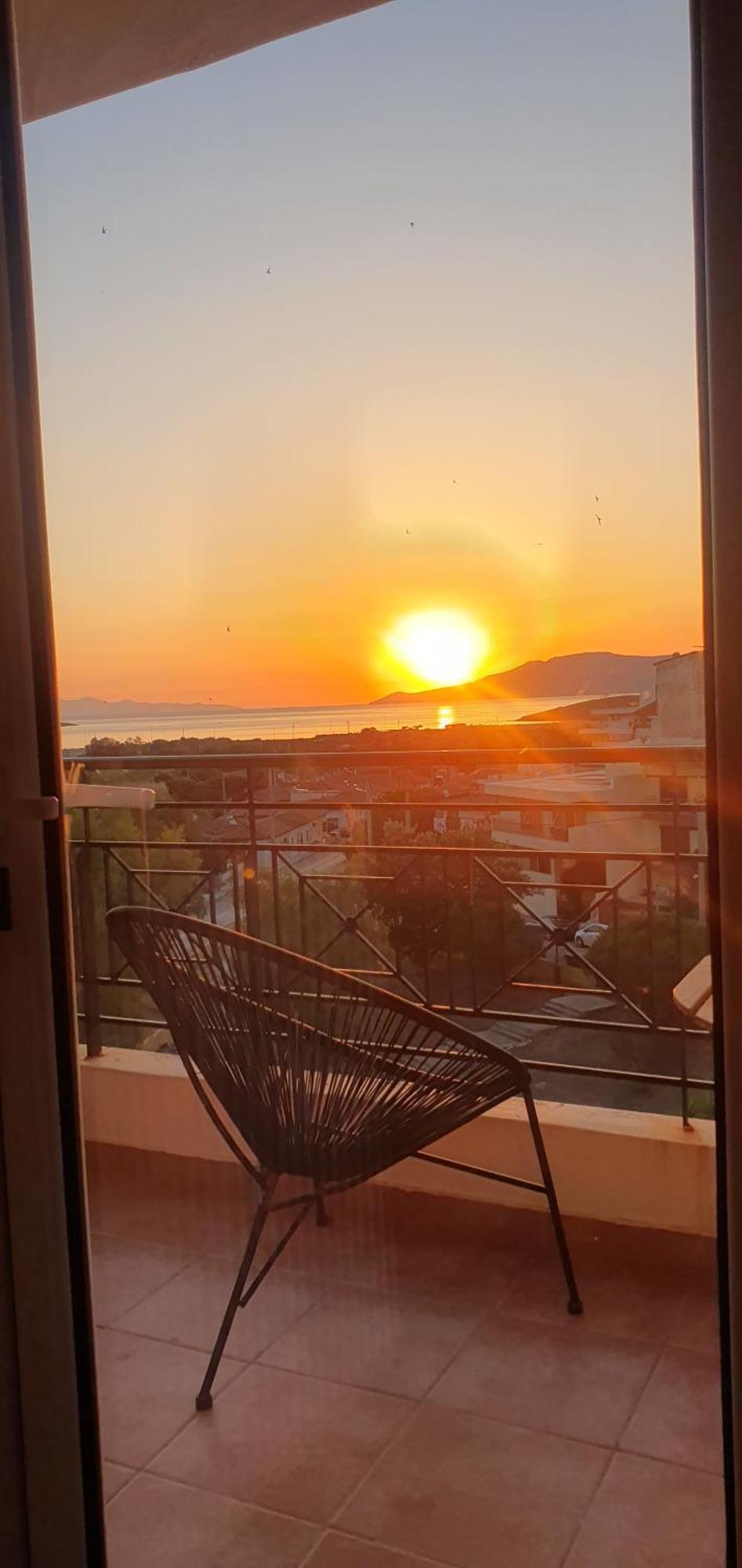 Sea & Mountain Apartment Close To Port And City Lavrion Bagian luar foto
