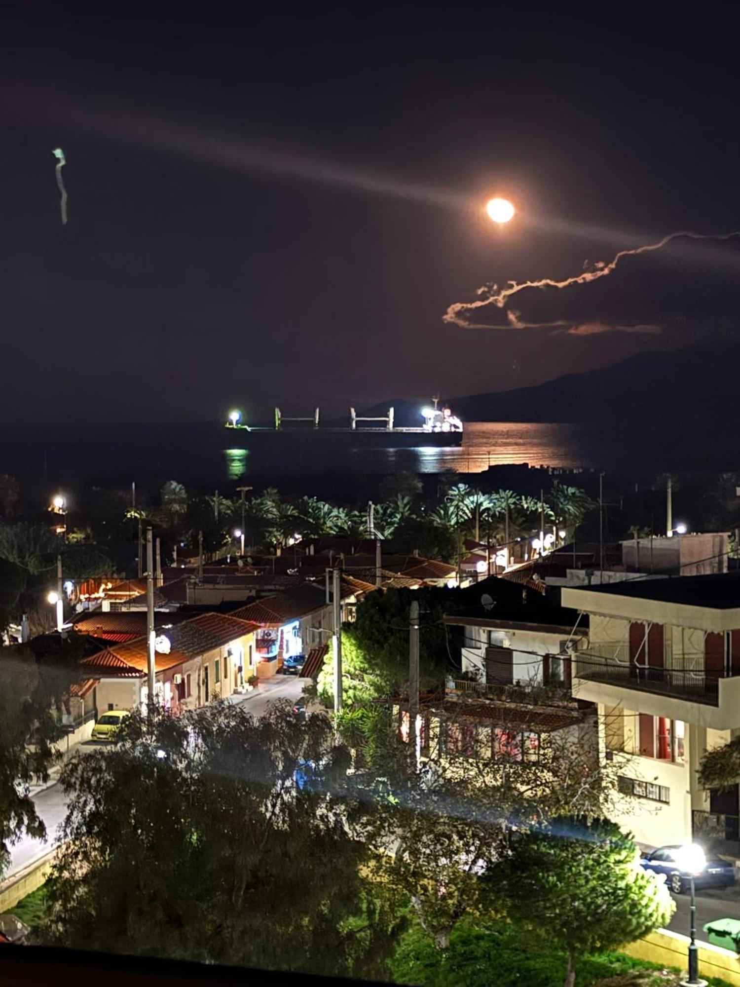 Sea & Mountain Apartment Close To Port And City Lavrion Bagian luar foto